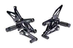 Estriberas regulables ADN para Aprilia RSV4 2017-2025